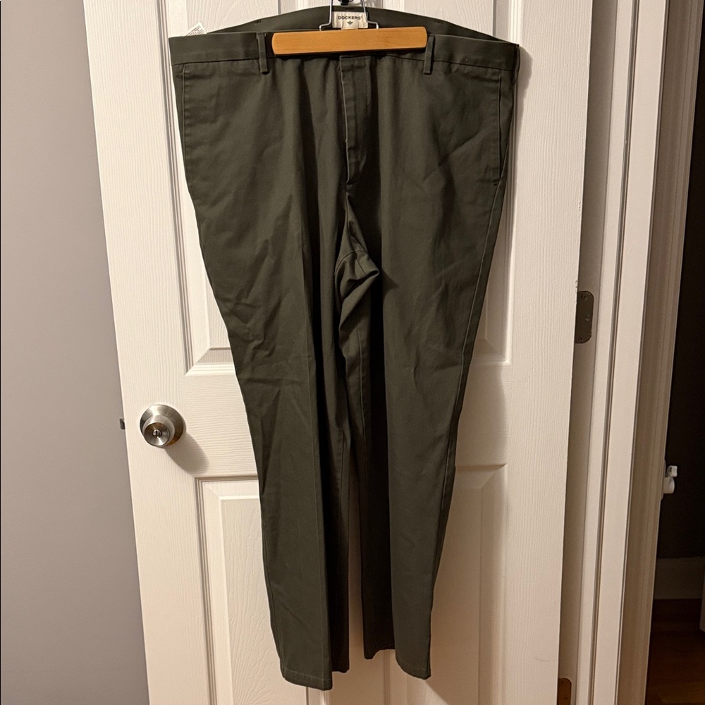 Dockers Men's Olive Chinos